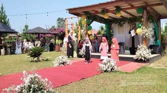 Peserta lomba Busana Muslim dari anak PAUD dan TK saat memperagakan kepiawaiannya pada lomba keagamaan yang digelar pengelola Obyek Wisata DeTani Waterpark Sukabumi. | Foto: sukabumiNews/Prim RK