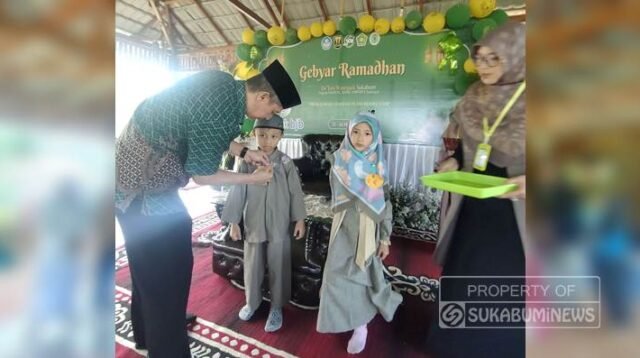 Camat Sukaraja Erry Erstanto saat memberikan penghargaan kepada salah satu peserta lomba dari PAUD. | Foto: sukabumiNews/Prim RK