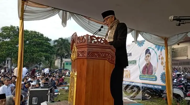 KH Muhammad AR selaku Imam sekaligus Khatib Shalat Idul-Fitri 1445 H, saat sedang membacakan khutbah | Istimewa